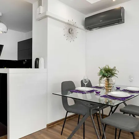 Elegant With Air Conditioning Close To Kazimierz By Renters